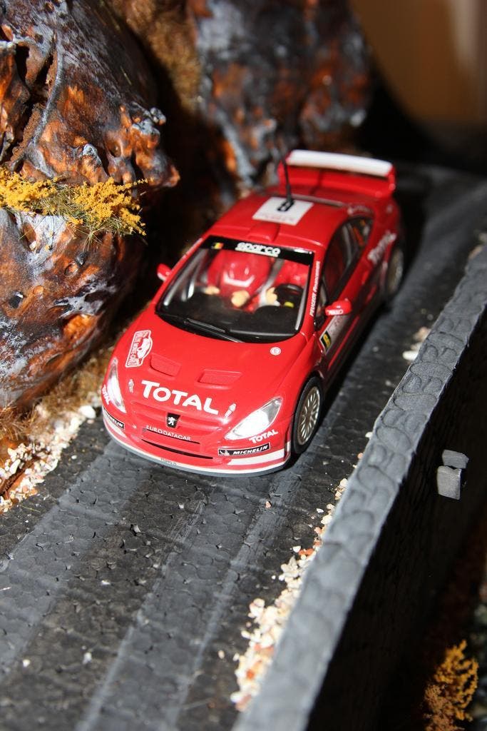 Diorama met Carrera Peugeot 307 WRC 1:32 Rallye de Monte-Car, Hobby en Vrije tijd, Modelbouw | Figuren en Diorama's, Groter dan 1:35