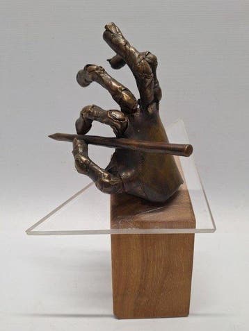 sculptuur, Uniek bronzen kunstwerk hand met pen op sokkel -, Antiek en Kunst