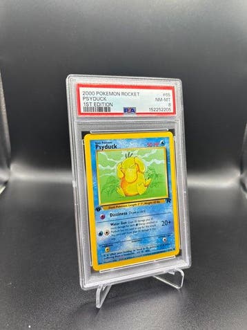 Pokémon - 1 Graded card - Psyduck 65 Pokemon Rocket First, Hobby en Vrije tijd, Nieuw
