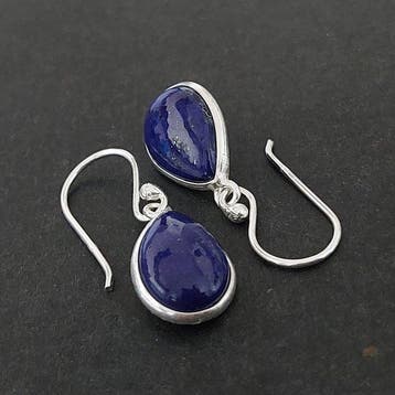 Oorbellen van lapis-lazuli van hoge kwaliteit. Gemonteerd op
