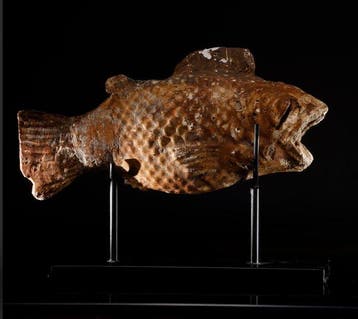 Oude Egypte, Faience Grote container in de vorm van tilapia.
