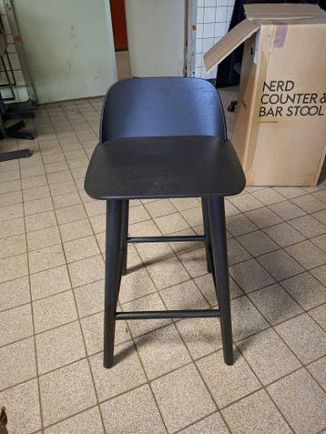 2x Muuto Nerd Counterstool Zwart Nieuw, Nieuw, Hout, Met voetsteun, 60 tot 90 cm