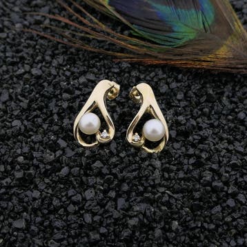 Gouden oorstekers met parel en diamant; 0,02 ct. (Oorbellen), Gebruikt, Ophalen of Verzenden, Met edelsteen, Goud