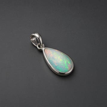 Hanger met Welo-opaal uit Ethiopië. Kleuren die veranderen