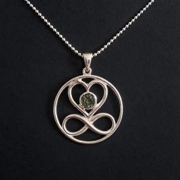 MOLDAVITE. Hanger met Oneindigheidshart en bijpassende