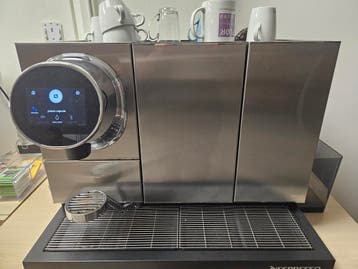 Nespresso koffie automaat voor koffie, cappuccino en espress, Ophalen, Gebruikt, Koffiepads en cups, 10 kopjes of meer