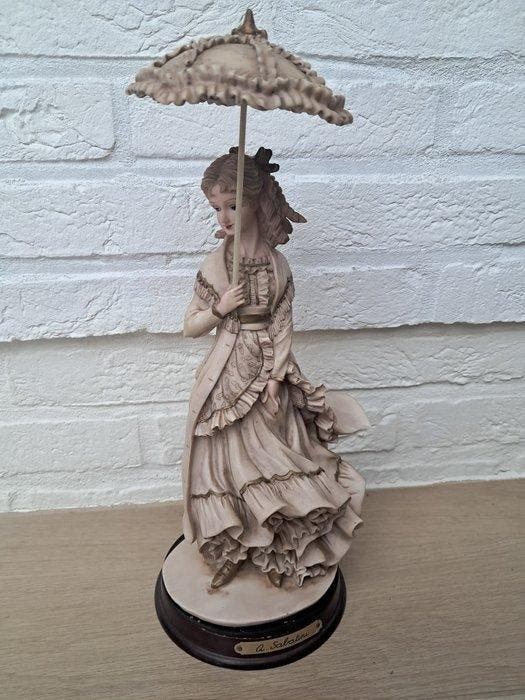 A. Sabatini - Beeldje, Dame met parasol - 35 cm - Hars, Antiek en Kunst, Curiosa en Brocante