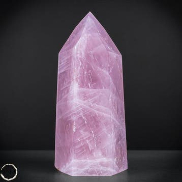 Prachtige rozenkwarts-obelisk – Symbool van liefde en