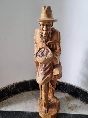 Holzskulptur eines Wanderers oder Bauern – Handgeschnitzte