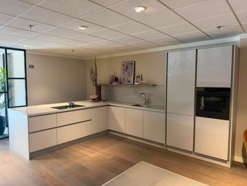 Ruime greeploze keuken hoekopstelling met Bora - 0020 - 227, Ophalen, Wit, Hoekkeuken, Nieuw