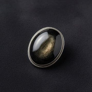 Ring van zilveren obsidiaan uit Mexico. Bevestiging op