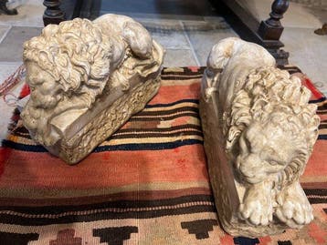 Figuur - Coppia di leoni sdraiati su base (2) - Gips