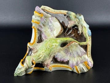 Wandrek - Keramiek - Vleugelige Grotteske Figuur