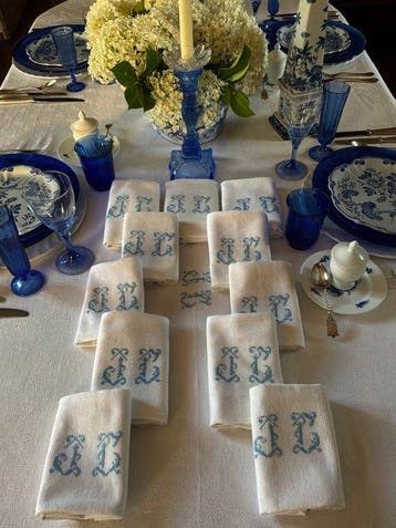 Set tafellinnen met 11 servetten met initialen J.L.
