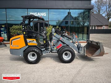 Giant G2700 HD Met puinbak en vork, Zakelijke goederen, Ophalen