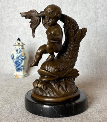 Beeld, Putto op vis - 16 cm - Brons