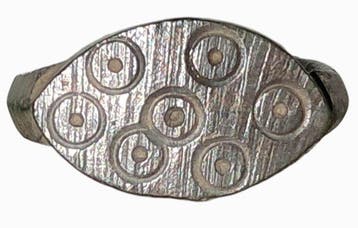 Viking periode Brons, -Mooi ring die een zonnestelsel