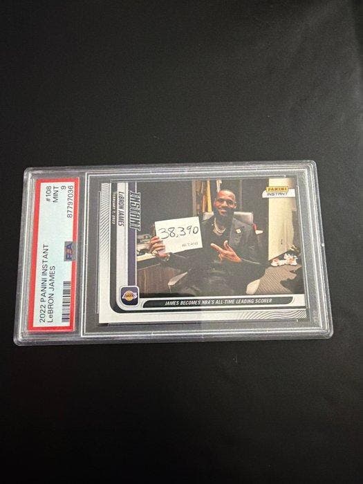 2022 Panini Now LeBron James #108 - PSA 9 Graded card, Verzamelen, Stickers