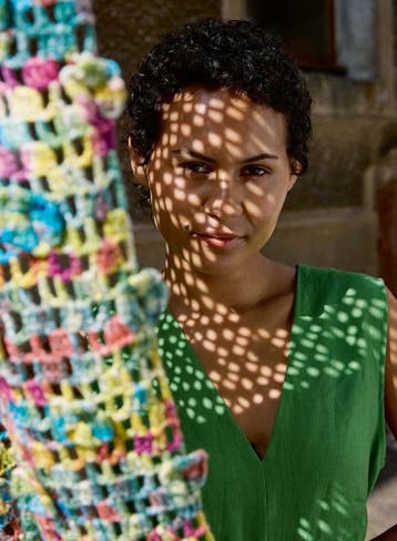 Haakpatroon Omslagdoek Sigrun met bloemen van Lisboa garen, Hobby en Vrije tijd, Breien en Haken, Ophalen of Verzenden, Nieuw