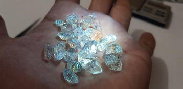 Fluorescerende petroleum kwarts kristallen Onder UV-licht-