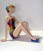 Beeldje, Eine Dame in Bademode aus den 1950/60er Jahren.