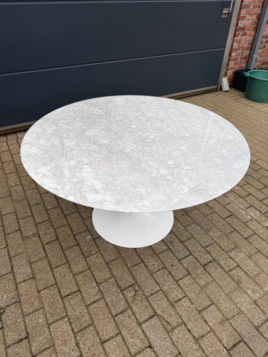 Knoll - Eero Saarinen - Eettafel - Tulip table - Carrara, Antiek en Kunst, Kunst | Designobjecten