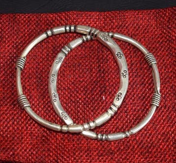 Paar van 2 traditionele gegraveerde armbanden Miao - Hmong,
