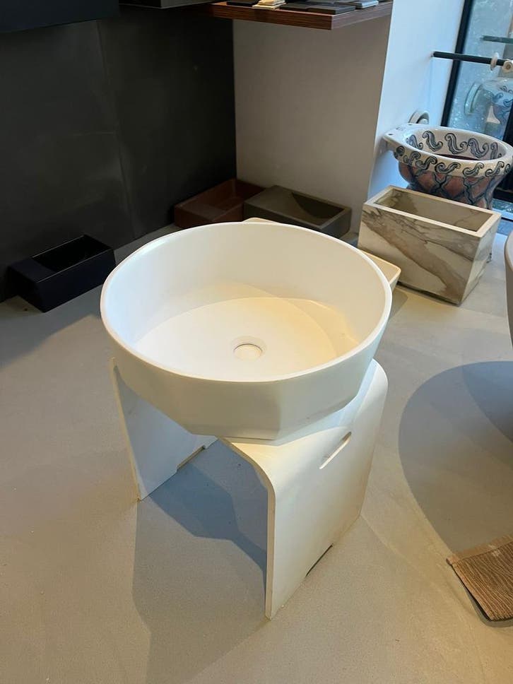Solid surface waskom 45 cm rond nieuwprijs €590 – showroom, Huis en Inrichting, Badkamer | Badkamermeubels, Nieuw
