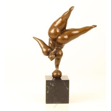 EEN MODERNISTISCHE BRONZEN SCULPTUUR VAN EEN BALANCERENDE..., Verzenden, Nieuw