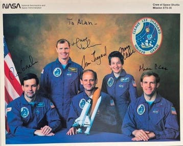 Een door de STS-30-bemanning gesigneerde groepsfoto -