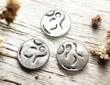 2 x Metalen Bedel Munt Antiek Zilverkleur 19 mm Ø 3.0 mm, Ophalen of Verzenden, Nieuw, Bedel