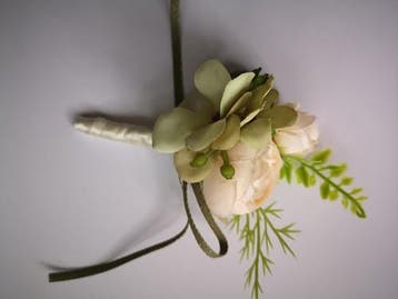 Luxe corsage champagne ranonkels groen met besjes no3, Ophalen of Verzenden, Nieuw