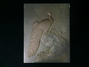 Japanese Vintage Cast Metal Relief Art Plate - Peacock and, Antiek en Kunst