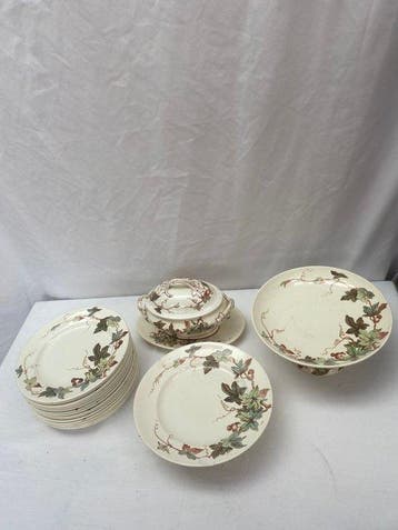 Bord (18) - décor vigne - Aardewerk - Oud Lunéville-servies