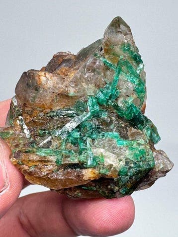 Transparante smaragdgroene tros kristallen Kristalcluster -