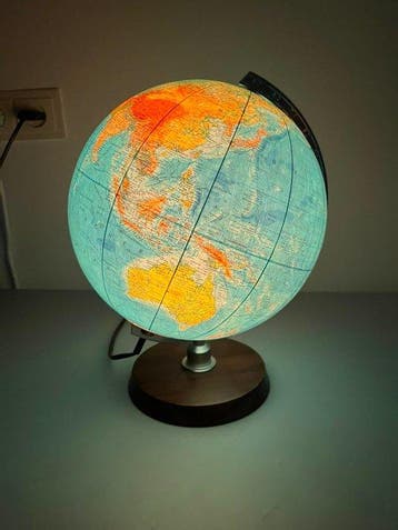 Nederland - De Wereld; Verlichte wereldbol ca. 1990 – houten, Boeken, Atlassen en Landkaarten, Nieuw
