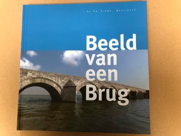 Maastricht - De Sint Servaasbrug - Geschiedenis en Betekenis, Ophalen of Verzenden, Zo goed als nieuw