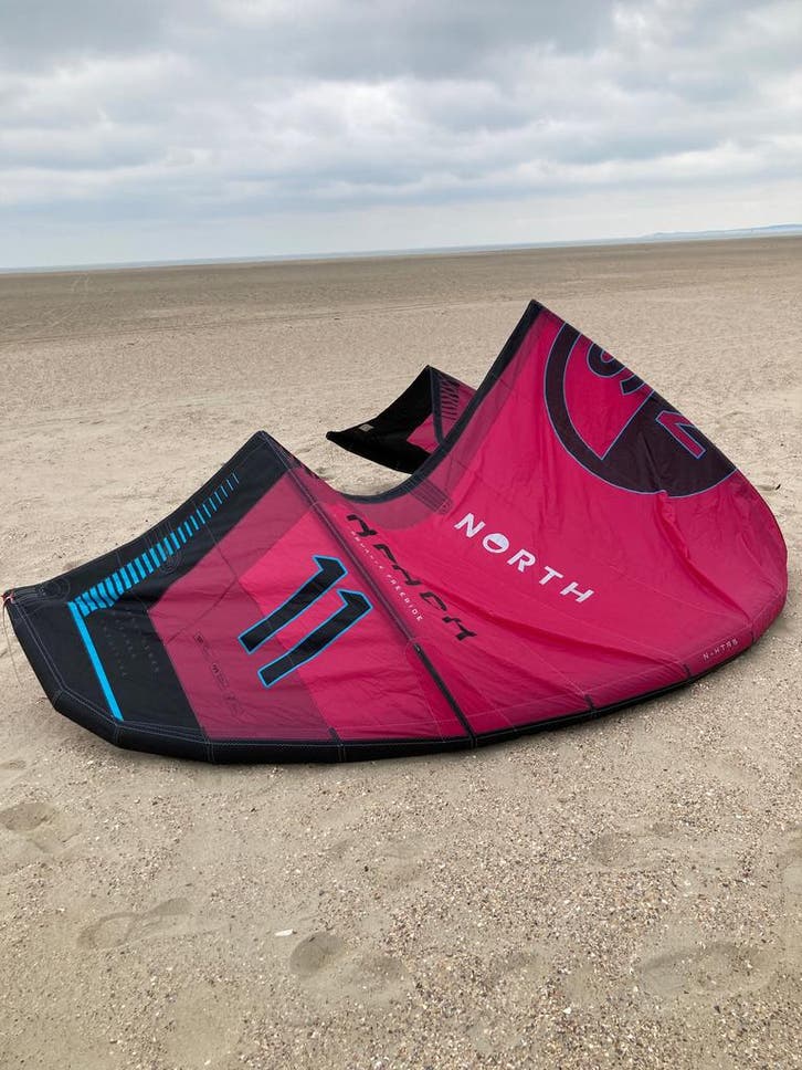 2025 North Reach Kite 11m Rubine Red R, Watersport en Boten, Kitesurfen, Kite, Gebruikt, 11 m², Ophalen of Verzenden