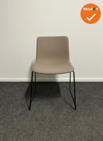 Vergaderstoel - Fredericia Denmark - Taupe gestoffeerd met z, Vergader- of Presentatieruimte, Ophalen of Verzenden, Gebruikt, Stoel