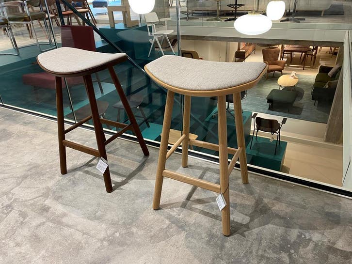 Scandinavische houten barkruk Silja - Bar of kookeiland kruk, Huis en Inrichting, Barkrukken, Nieuw, Met voetsteun, Hout, 60 tot 90 cm