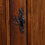Stoere 17e eeuwse 2-deurs kast op bolpoten  Prachtige patina, Antiek en Kunst, Antiek | Meubels | Kasten, Ophalen of Verzenden