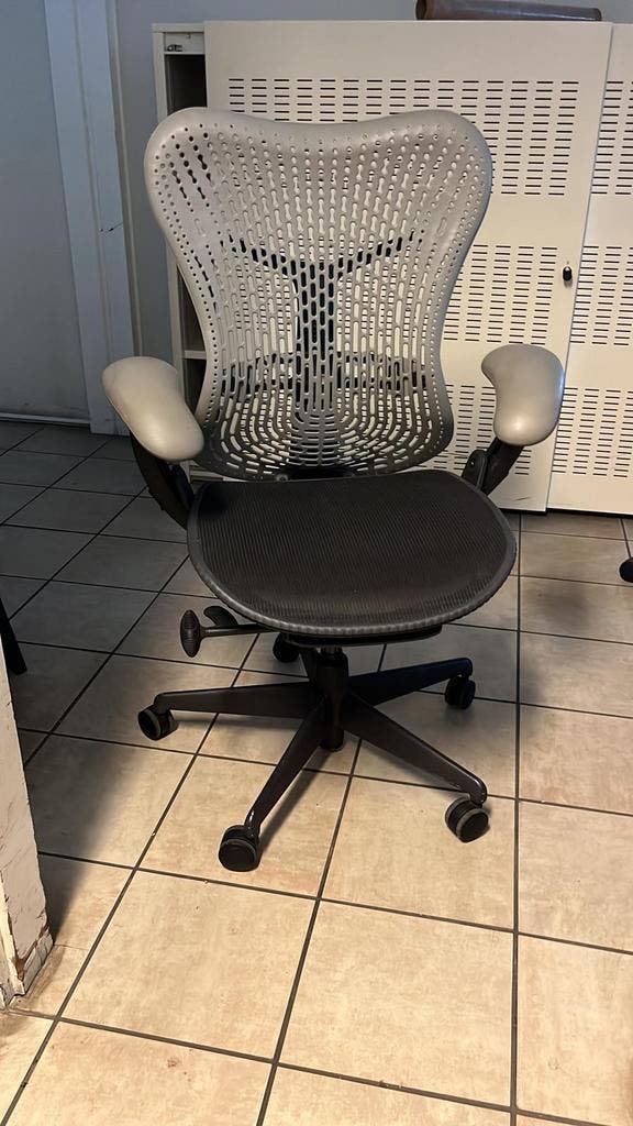 Herman Miller Mirra - 2 Stuks - 60 Maanden Garantie!, Huis en Inrichting, Bureaustoelen, Bureaustoel, Grijs, Zo goed als nieuw