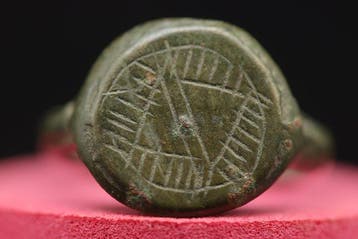 Middeleeuws (gotisch) - Bronzen abstract gedecoreerd ring -