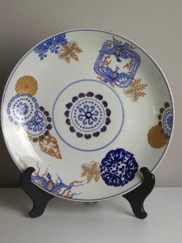 Groot antiek Japans Imari porseleinen bord met asymmetrisch