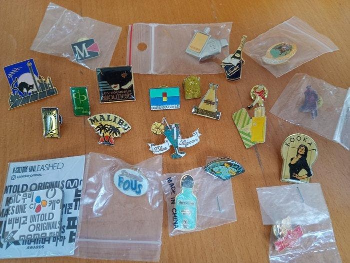 Themacollectie - Lot XXL speldjes vintage reclame & mode •, Antiek en Kunst, Antiek | Speelgoed