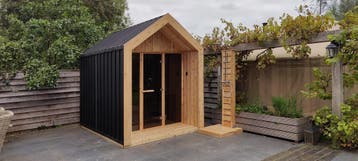 Geïsoleerde Red Cedar buitensauna met veranda, Verzenden, Nieuw, Fins of Traditioneel, Complete sauna