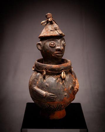 Antropomorfe terracotta rituele vaas met vogelvormige stop -