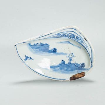 Bord - Antique Chinese Porcelain Dish ca 1600-1640 Shell