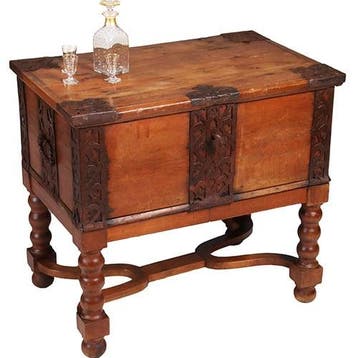 Scandinavische kist ca 1800  op onderstel met ijzer beslag e, Ophalen of Verzenden