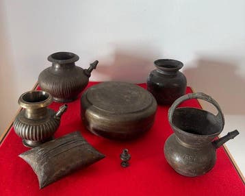 Collectie van 7 oude rituele en huishoudelijke voorwerpen